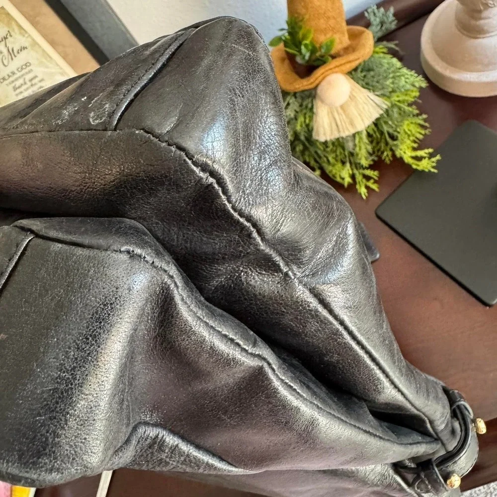 Badgley Mischka leather shoulder bag.‎